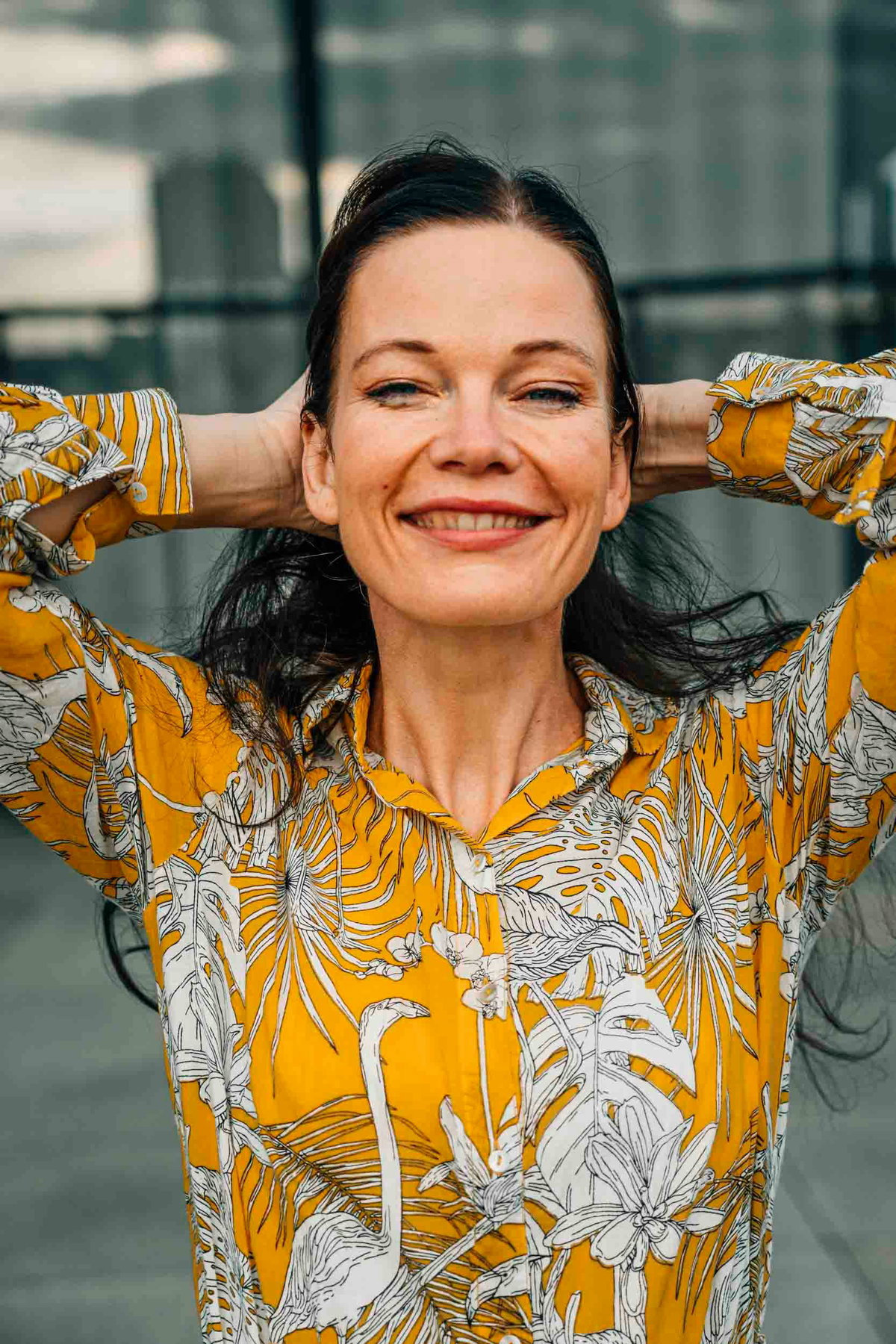 Frau über 50 freut sich