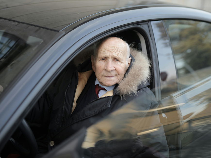 Rentner im Auto