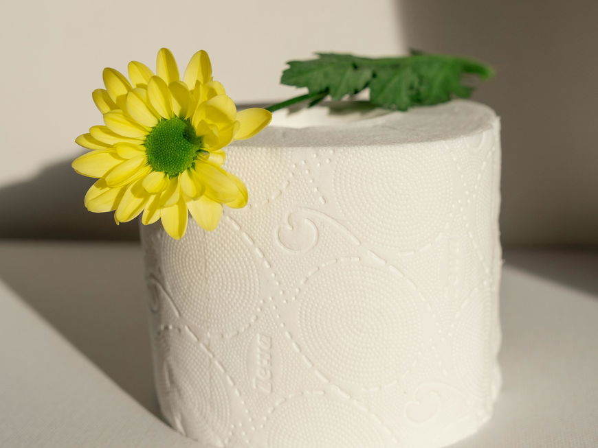 Klopapierrolle mit gut duftender Blume