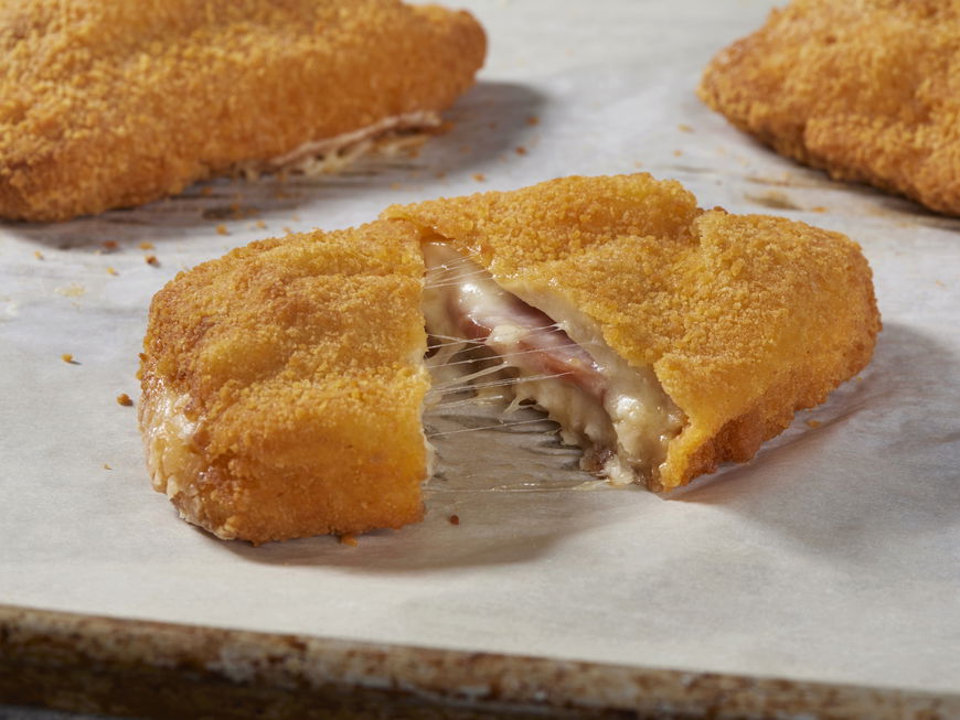 Aufgeschnittenes Cordon Bleu auf Backpapier
