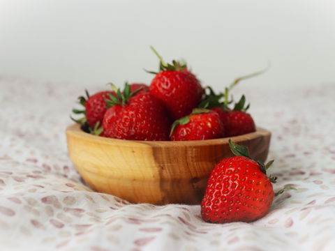 Erdbeeren am Abend: Warum die rote Powerfrucht uns heimlich den Schlaf raubt