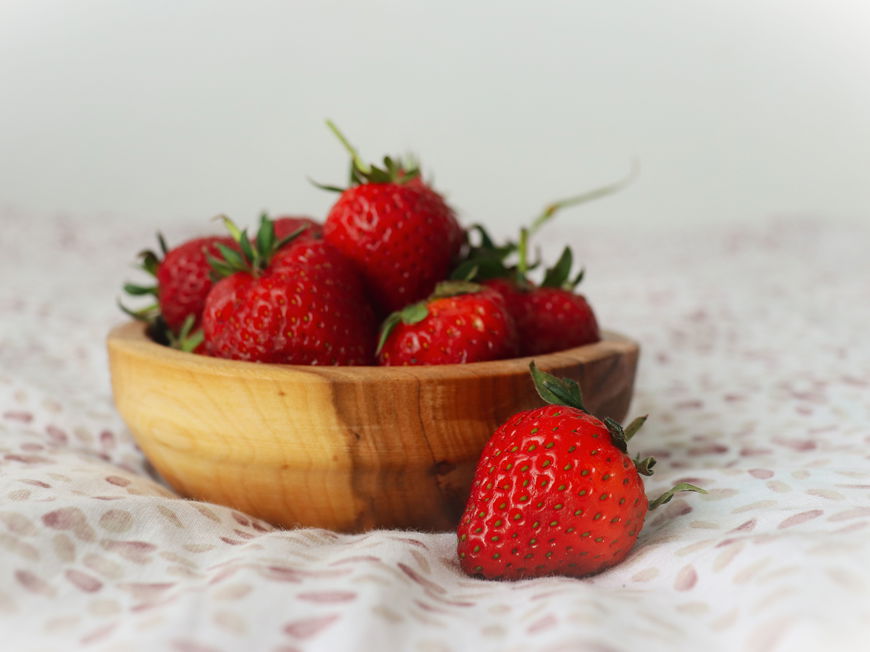 Erdbeeren in Schale auf dem Bett