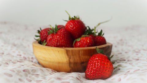 Erdbeeren am Abend: Warum die rote Powerfrucht uns heimlich den Schlaf raubt