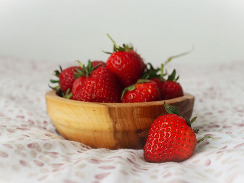 Erdbeeren am Abend: Warum die rote Powerfrucht uns heimlich den Schlaf raubt