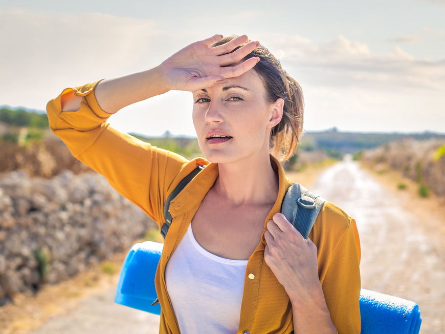 Frau schwitzt in der Sonne