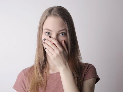 Aufstoßen riecht nach faulen Eiern? Diese 5 Ursachen sollten Sie kennen