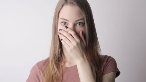 Aufstoßen riecht nach faulen Eiern? Diese 5 Ursachen sollten Sie kennen