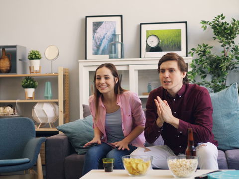 Ausnahmezustand im Wohnzimmer: 3 psychologische Tipps, wie die Beziehung das Sommerturnier harmonisch übersteht