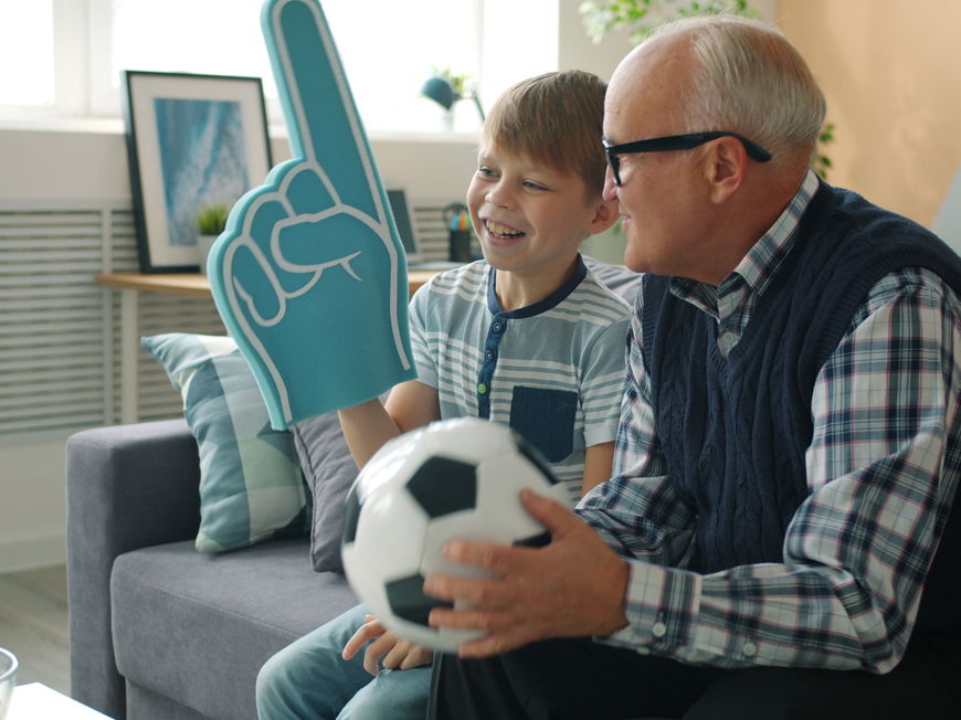Mann und Enkel schauen Fussball