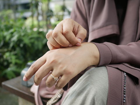 Mücken-Rätsel gelöst: Die überraschenden Gründe, warum Frauen häufiger gestochen werden