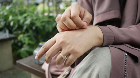 Mücken-Rätsel gelöst: Die überraschenden Gründe, warum Frauen häufiger gestochen werden