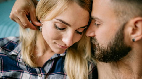 Schmerzen nach dem Orgasmus: Warum zieht es nach dem Höhepunkt im Unterleib?