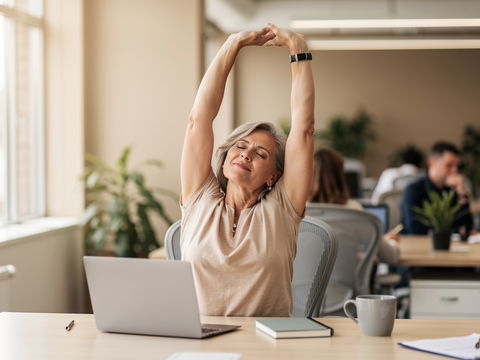 Rücken verspannt? Diese 7 Übungen helfen im Alltag