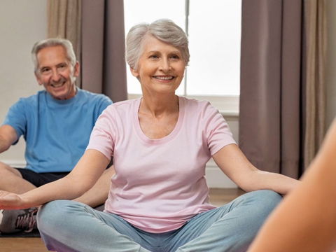 Yoga & Pilates ab 50: sanfte Einstiegsübungen für mehr Beweglichkeit