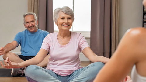 Yoga & Pilates ab 50: sanfte Einstiegsübungen für mehr Beweglichkeit