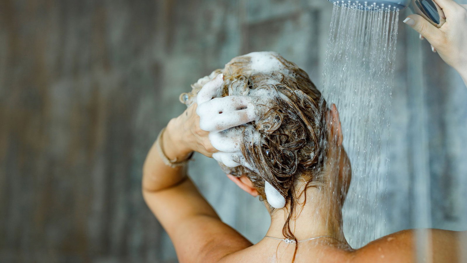 Fehler beim Haare waschen: Was du alles verhindern solltest