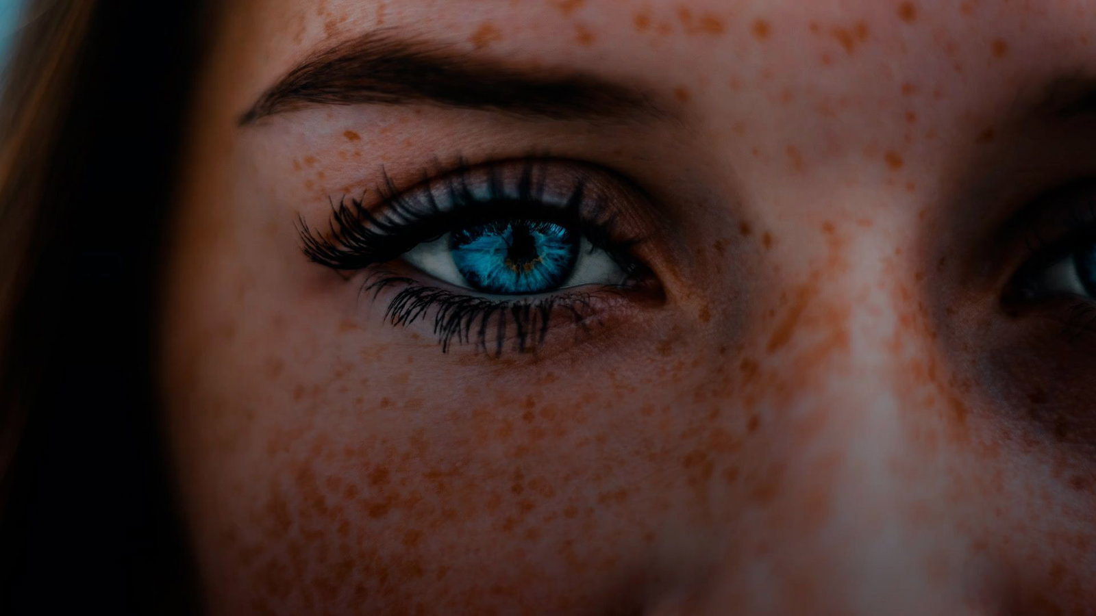 Lange Stunden im Flieger? So schonst du deine Augen