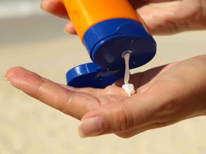 Das solltest du über die Haltbarkeit von Sonnencreme wissen!