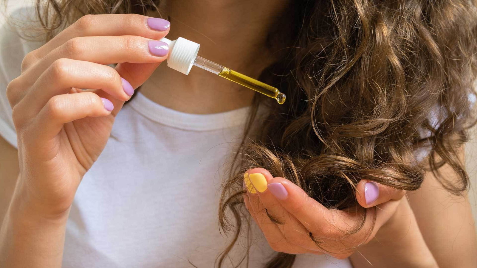 Rizinusöl für schöne Haare & Wimpern: Vorteile und Tipps für die Anwendung