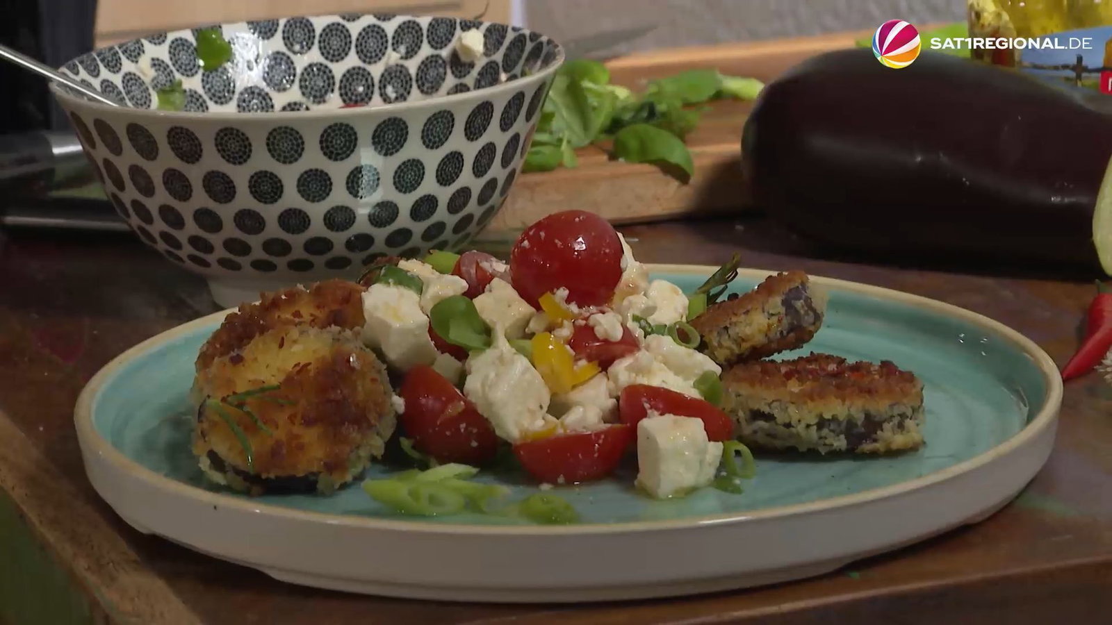 Feierabendgericht: Gebackene Aubergine mit Tomaten-Schafskäse-Salat