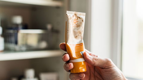 Sonnencreme-Haltbarkeit: Wann alte Tuben wirklich gefährlich werden