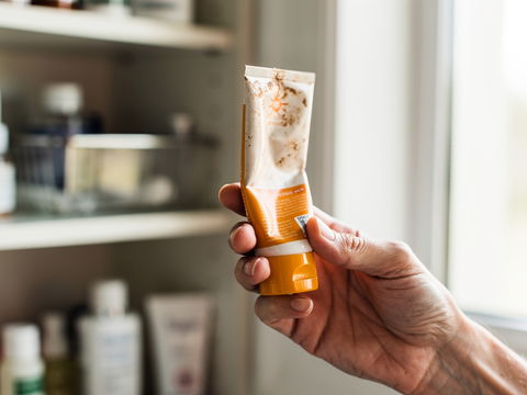 Sonnencreme-Haltbarkeit: Wann alte Tuben wirklich gefährlich werden