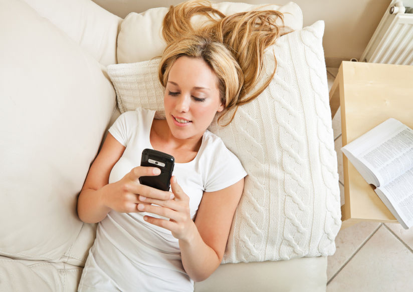 Frau schreibt SMS