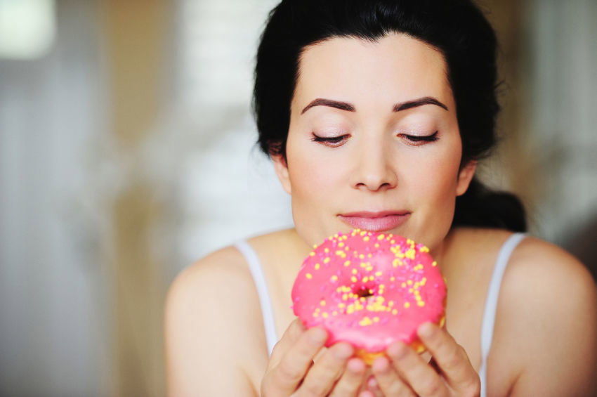Frau mit Donut