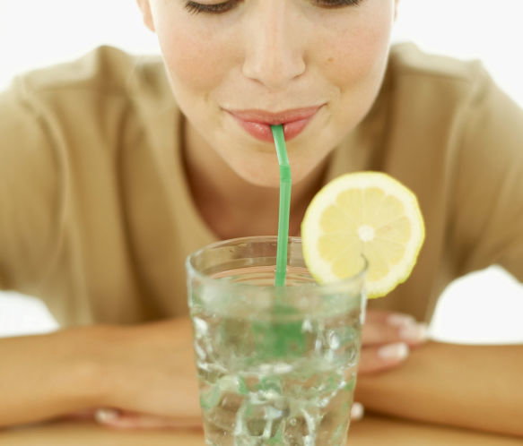 Die empfohlene zusätzliche Trinkmenge im Sommer hängt von den jeweiligen Temperaturen und körperlichen Aktivitäten ab.