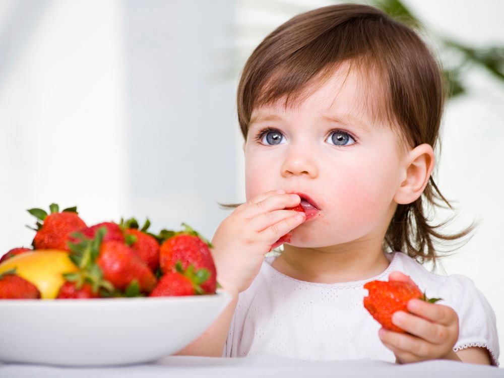Kind essen Erdbeeren