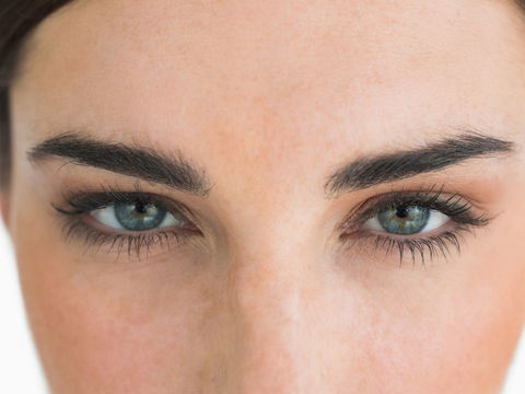 Dichte Wimpern: Diese 3 Produkte regen das Wimpernwachstum an