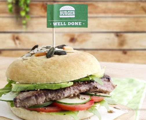 Selbstgemachter Burger mit Fähnchen