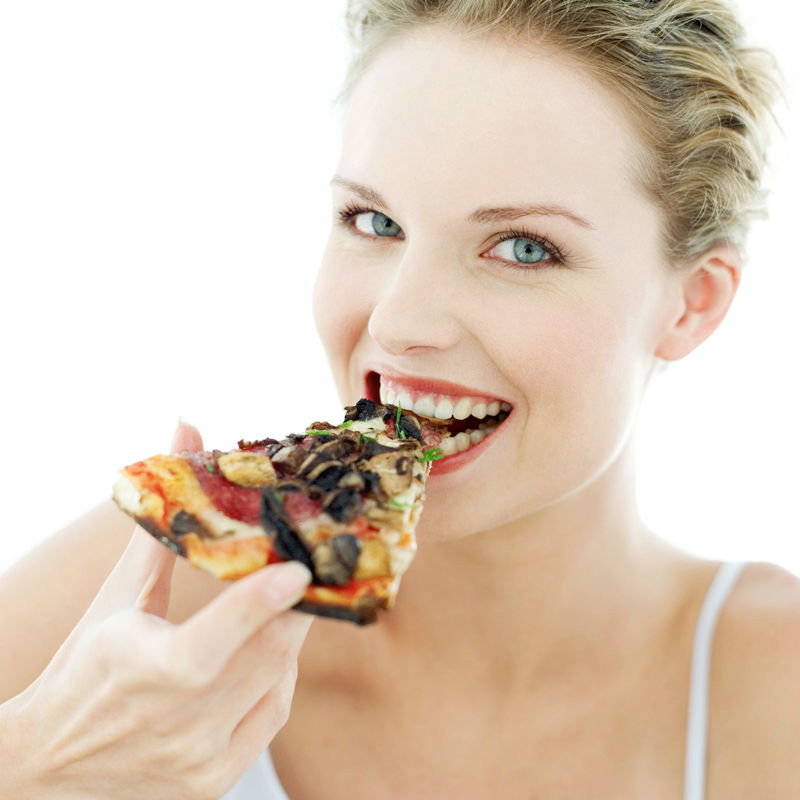 Frau isst Pizza