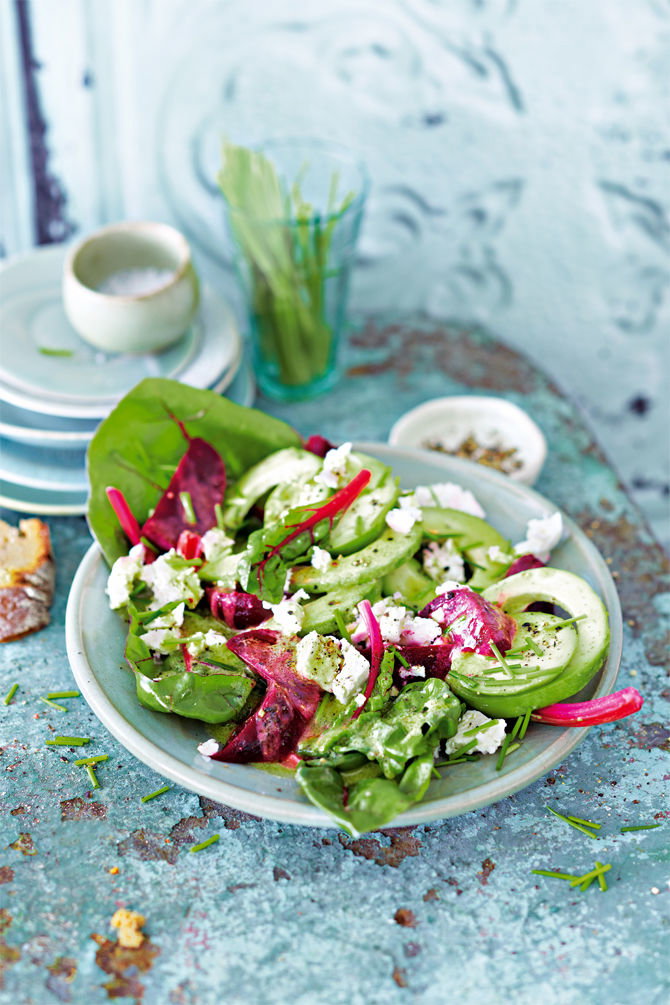Rote Bete Avocado Salat mit Schafskäse