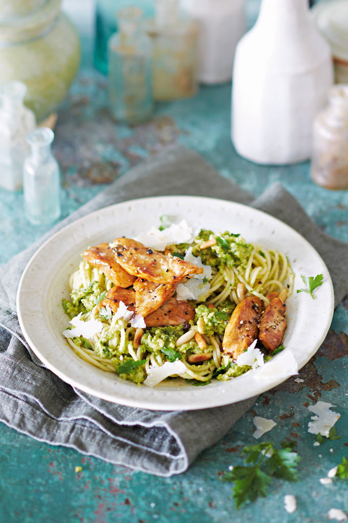 Spaghtetti mit Avocado-Pest und gebratenem Hähnchen