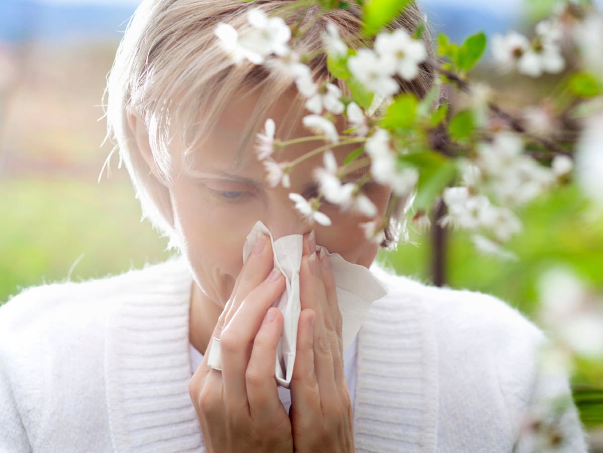 Frau leidet unter allergischem Asthma.