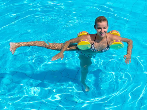 Fünf Übungen für Workout im Wasser