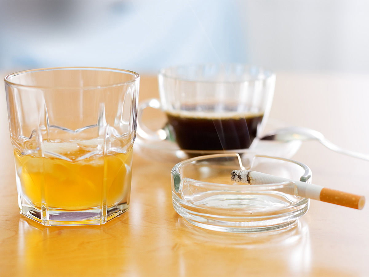 Verzicht auf Alkohol, Zigaretten und Kaffee bei Bauchschmerzen