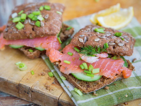 Rezept für saftige und leichte Räucherlachsburger