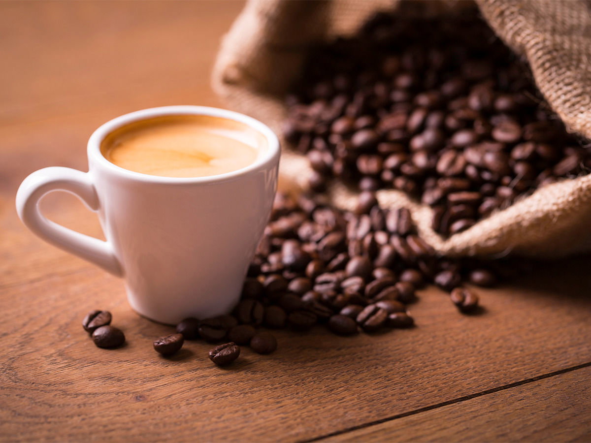 Kaffeetasse und Kaffeebohnen