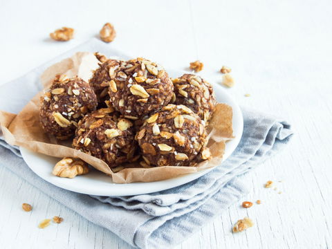 Gesunde Haferflocken-Pralinen mit Heidelbeeren