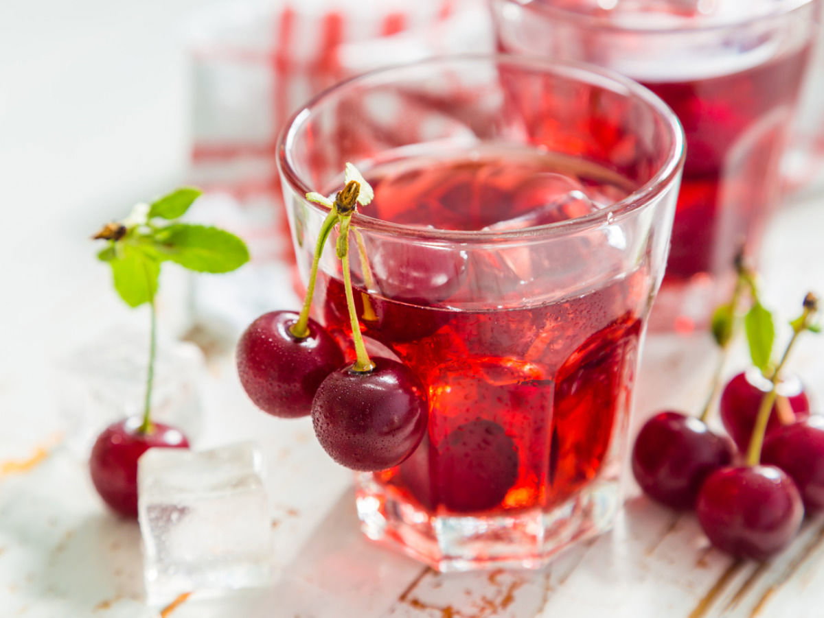 Ein Glas Kirschsaft mit Kirschen