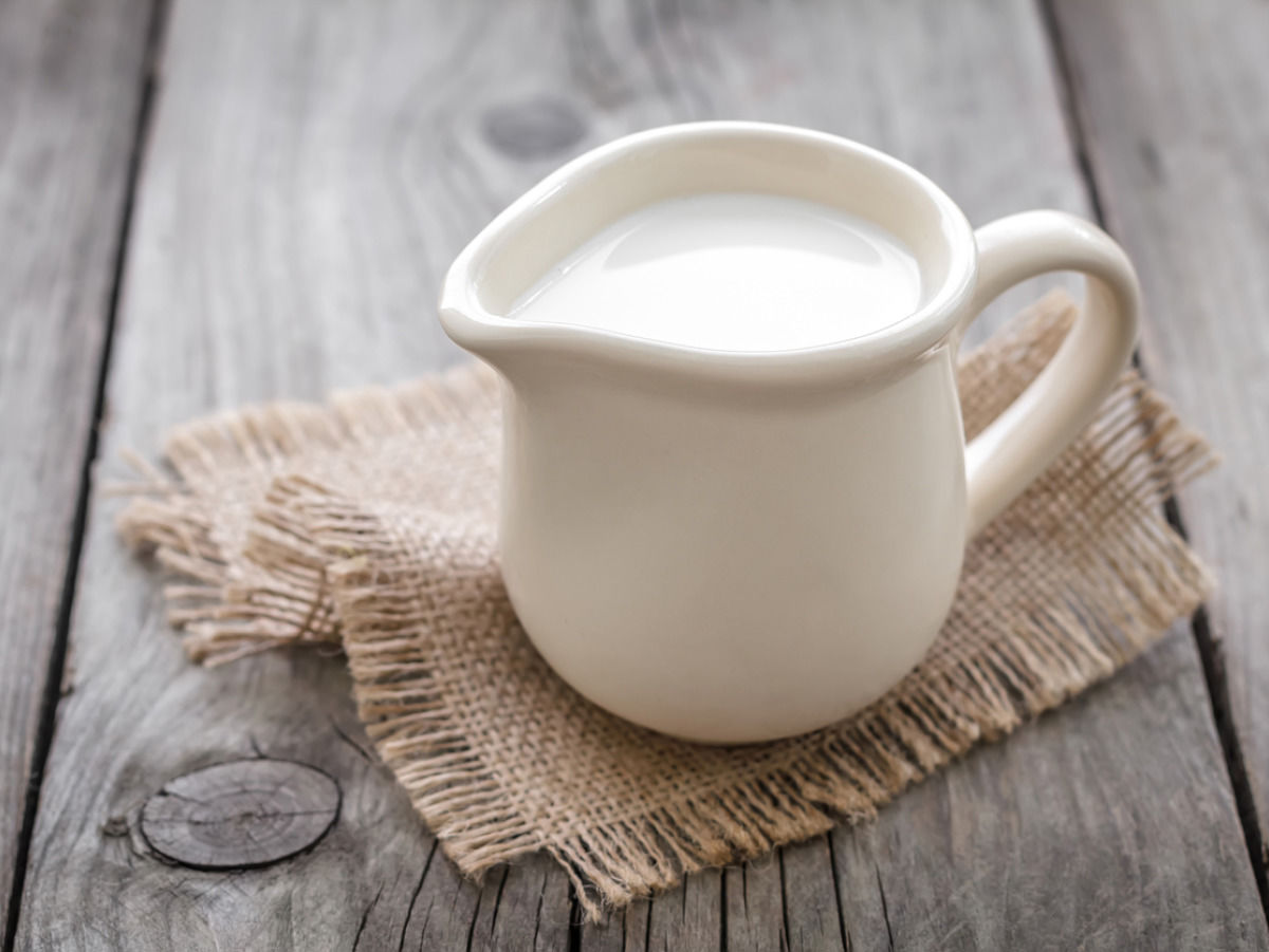 Frische Milch in Kanne