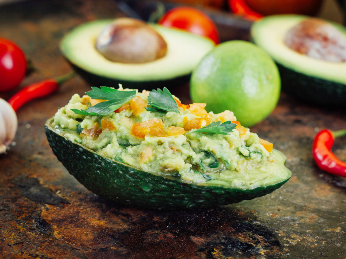 Avocado mit Gurkencreme