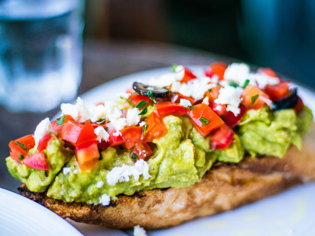 Avocadosalat mit ziegenkase-Crostini