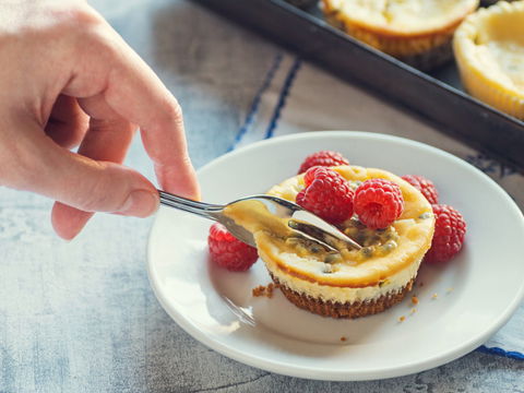 Fruchtige, kalorienarme Maracuja-Törtchen