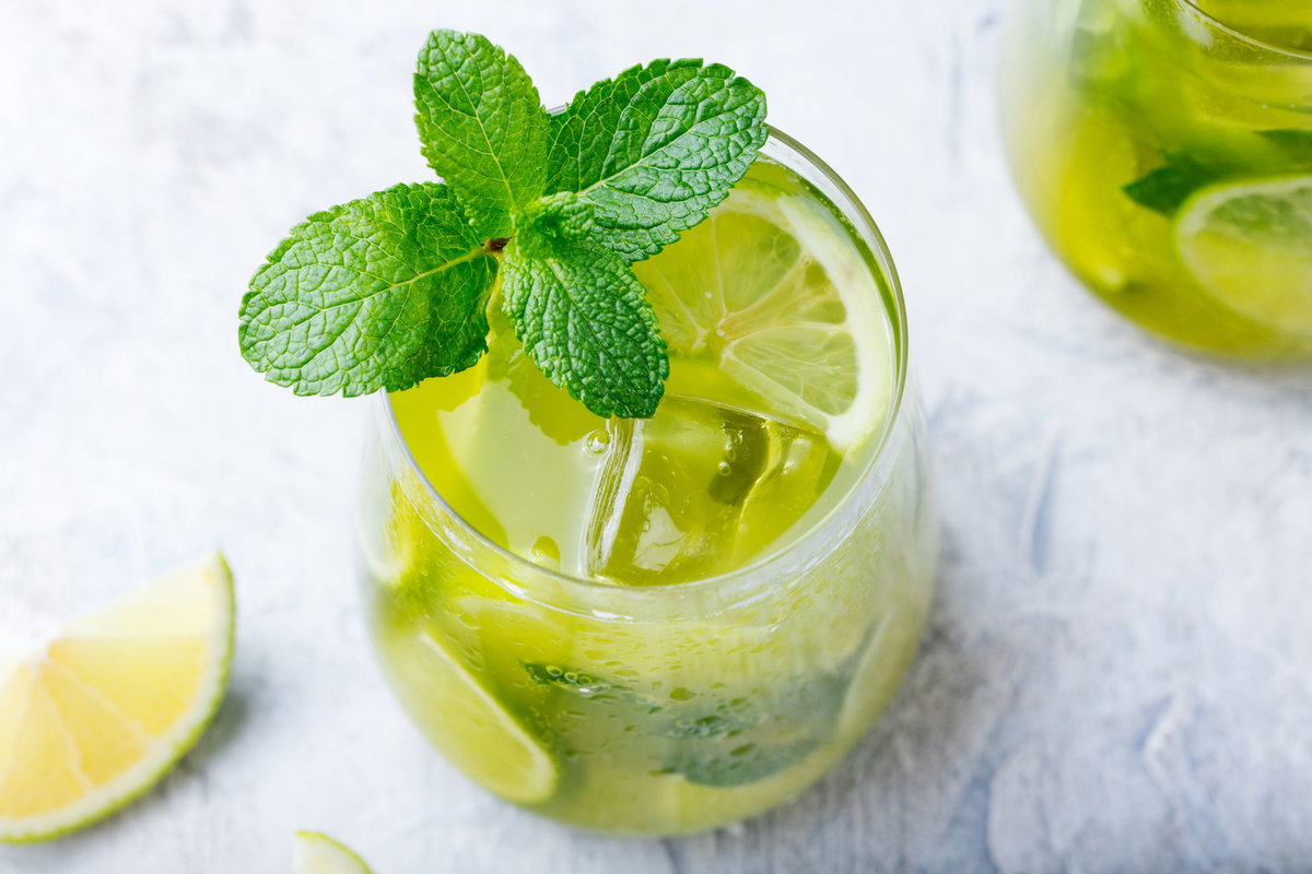 Eistee mit Limetten und Pfefferminze selber machen