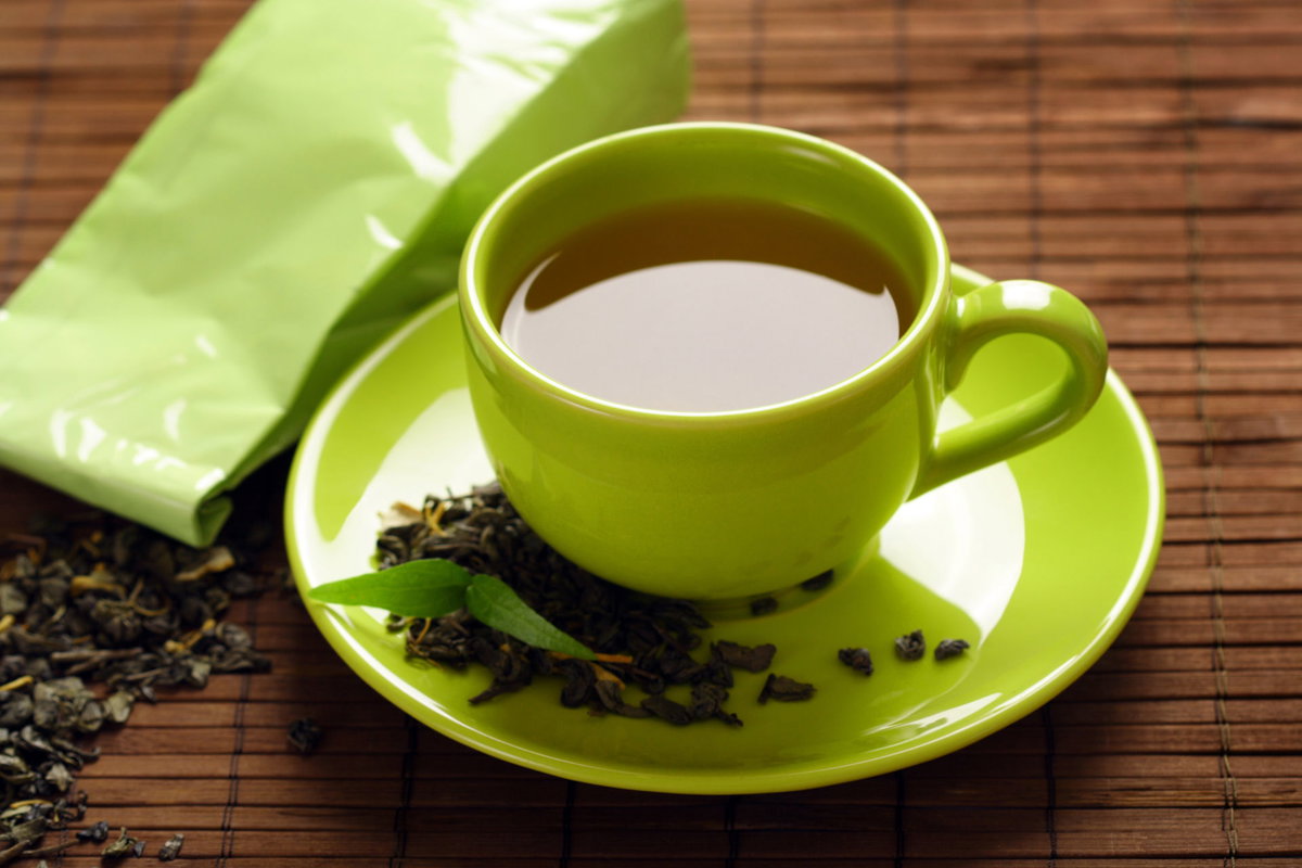 Grüner Tee in einer Tasse mit Untertasse