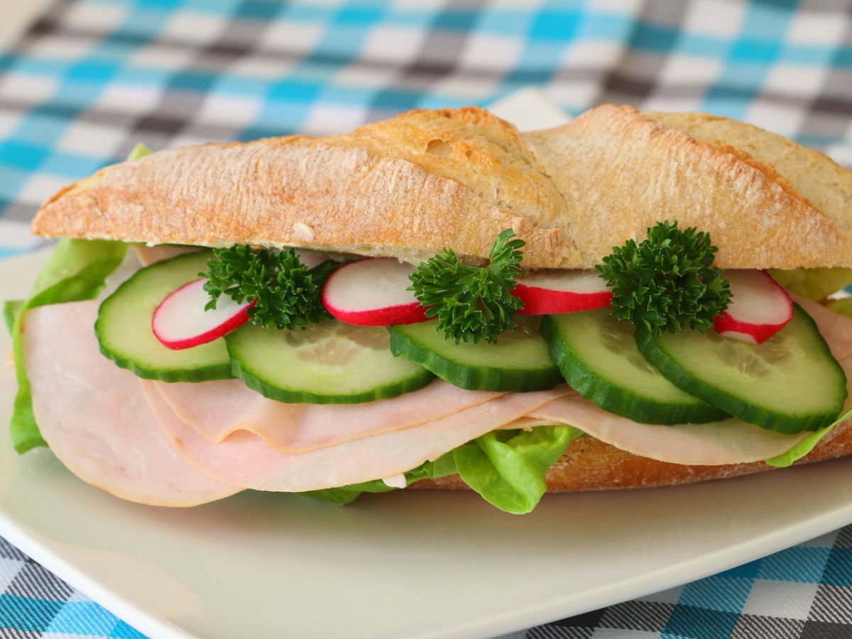 Hähnchen-Baguette mit Gurke und Mandelmus