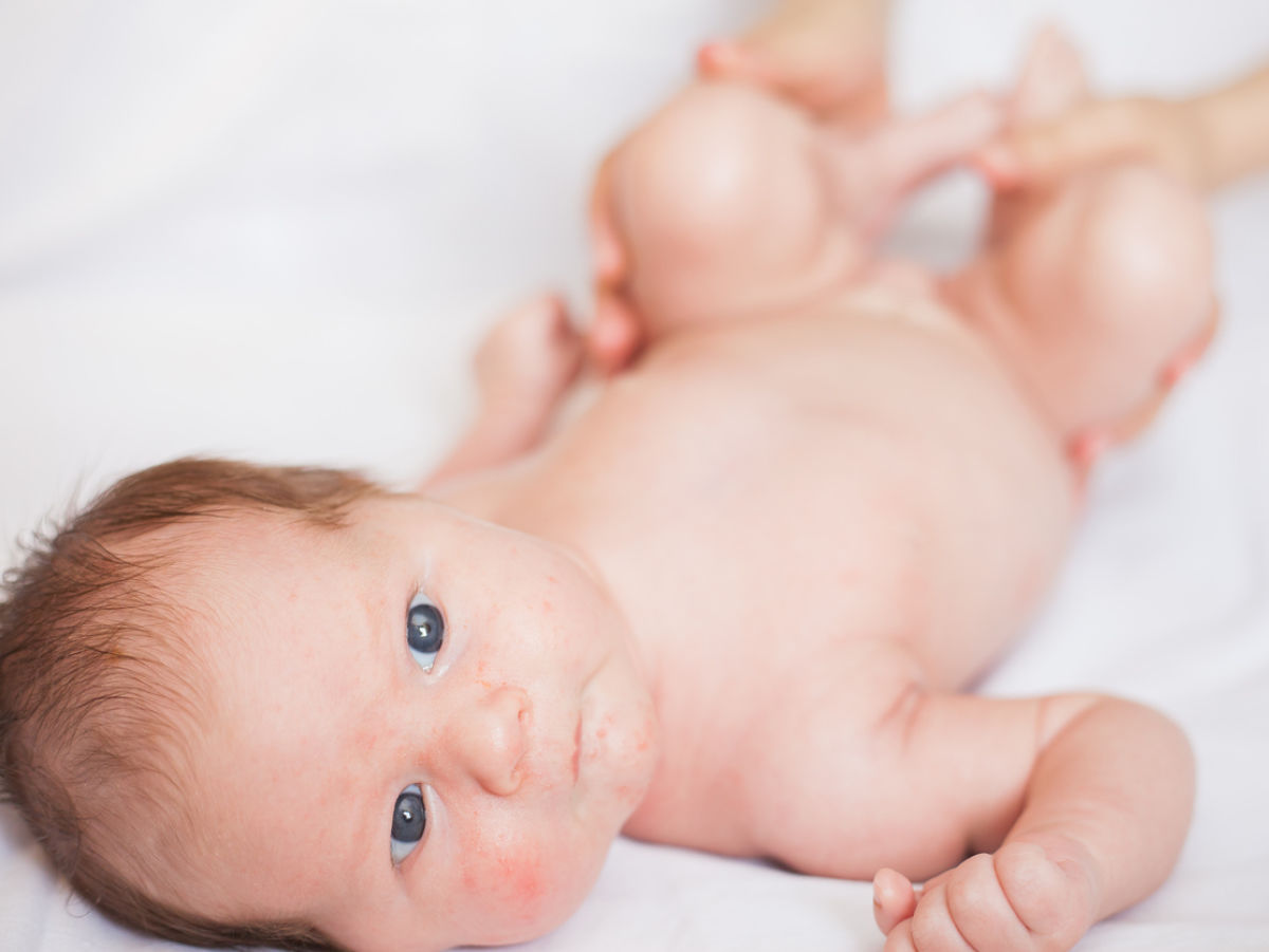 Bieten Sie Ihrem Baby Nähe und Geborgenheit. Viele Babys fühlen sich beruhigt, wenn sie auf dem Arm gehalten werden.